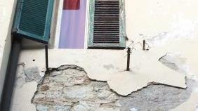Il soffitto crollato e la facciata scrostata del palazzo di via Ferrer