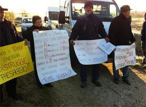 Bloccano la strada per protesta contro i nuovi impianti fotovoltaici 