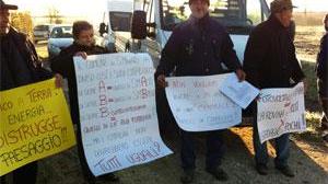 Bloccano la strada per protesta contro i nuovi impianti fotovoltaici