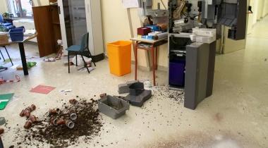 Alcune immagini delle aule e dei corridoi devastati dai ladri durante il loro raid. Sotto: la porta scassinata da cui sono entrati