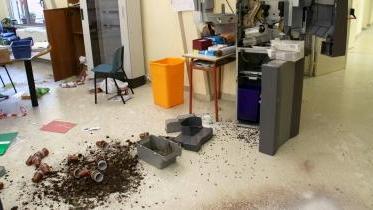 Alcune immagini delle aule e dei corridoi devastati dai ladri durante il loro raid. Sotto: la porta scassinata da cui sono entrati