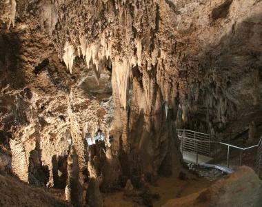 In alto l’Antro del Corchia sotto il sindaco di Stazzema Michele Silicani