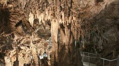 In alto l’Antro del Corchia sotto il sindaco di Stazzema Michele Silicani