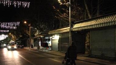 Così si presenta piazza Cavour non appena fa buio