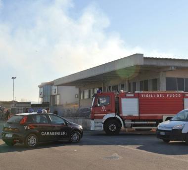 L’azienda andata a fuoco; sotto un pompiere al lavoro