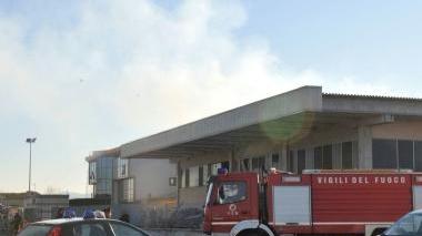 L’azienda andata a fuoco; sotto un pompiere al lavoro