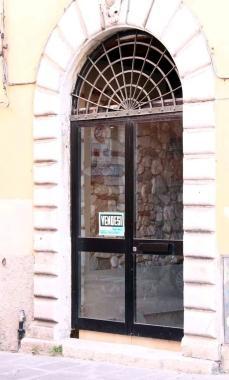Fondi messi in vendita o offerti in affitto nel centro storico cittadino