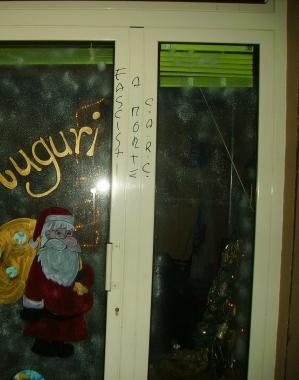 Le scritte sulla sede de La Destra