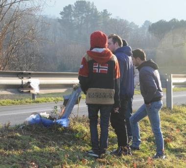 A fianco il luogo in cui ha perso la vita Fabio Gaglianese; a destra il corteo degli scooter organizzato domenica mentre passa dal lungarno Pacinotti