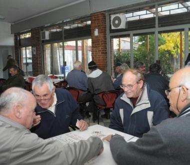 Pensionati al circolo Arci di San Giuliano