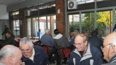 Pensionati al circolo Arci di San Giuliano
