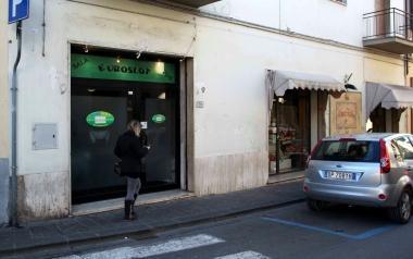 A sinistra la nuova sala giochi EuroSlot di via Trieste a Fucecchio e a destra l’interno del locale dove si è consumata la rapina alla giovane donna che gestisce l’attività insieme al compagno
