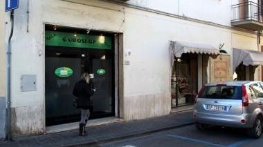 A sinistra la nuova sala giochi EuroSlot di via Trieste a Fucecchio e a destra l’interno del locale dove si è consumata la rapina alla giovane donna che gestisce l’attività insieme al compagno