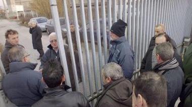 Un momento del confronto di ieri ai cancelli dello stabilimento
