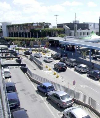 L’esterno dell’aeroporto Galilei, scalo che sta affrontando una forte espansione