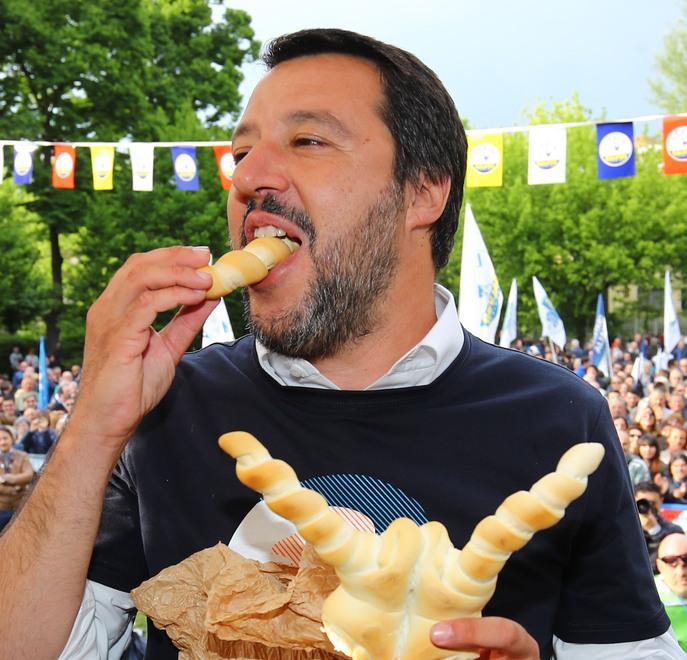 Salvini: castrare pedofili e incarcerare spacciatori Poi è solo selfie-show 