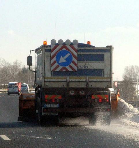 Strade gelate in collina, la Provincia sparge il sale 