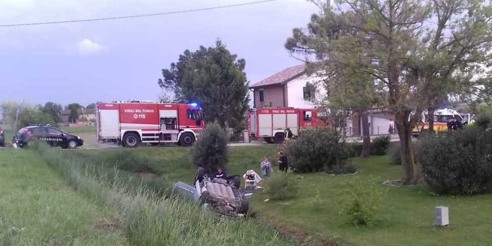 Vola con l’auto nel canale 