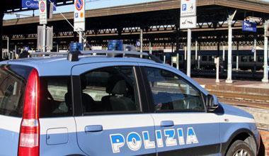 Auto pirata abbatte passaggio a livello e fugge 