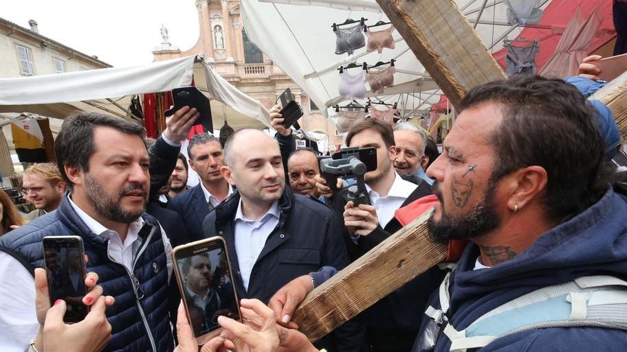 C’è pure l’uomo con la croce