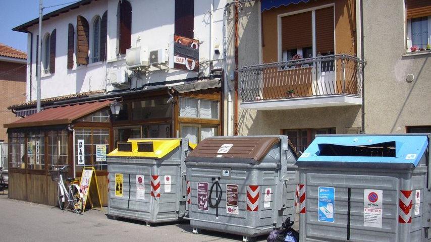 «Quei tre cassonetti di Hera che assediano bar e clienti»