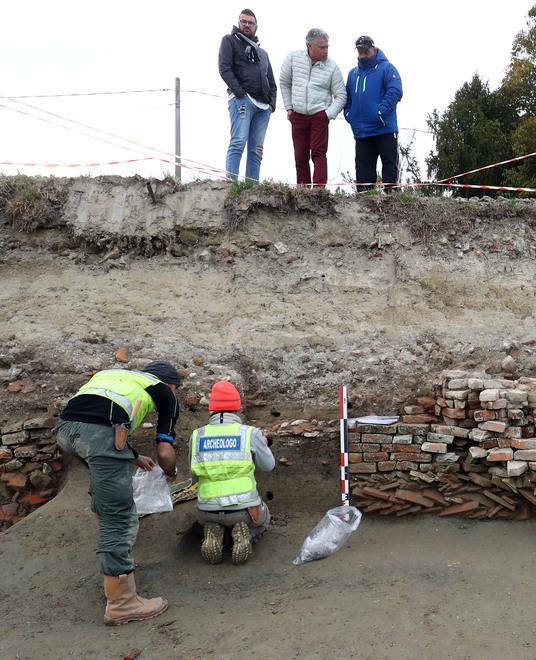 Sotto l’argine spunta la storia: trovata l’abside della pieve 