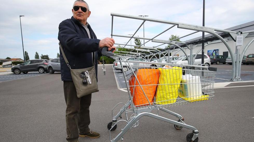Contro l'abbandono, il carrello della spesa non esce dal piazzale del market