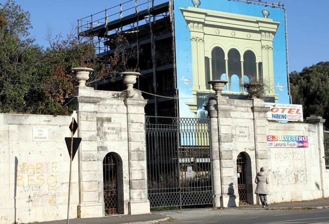 Così erbacce e rovi assediano la torre 