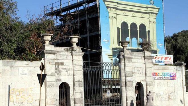 Così erbacce e rovi assediano la torre