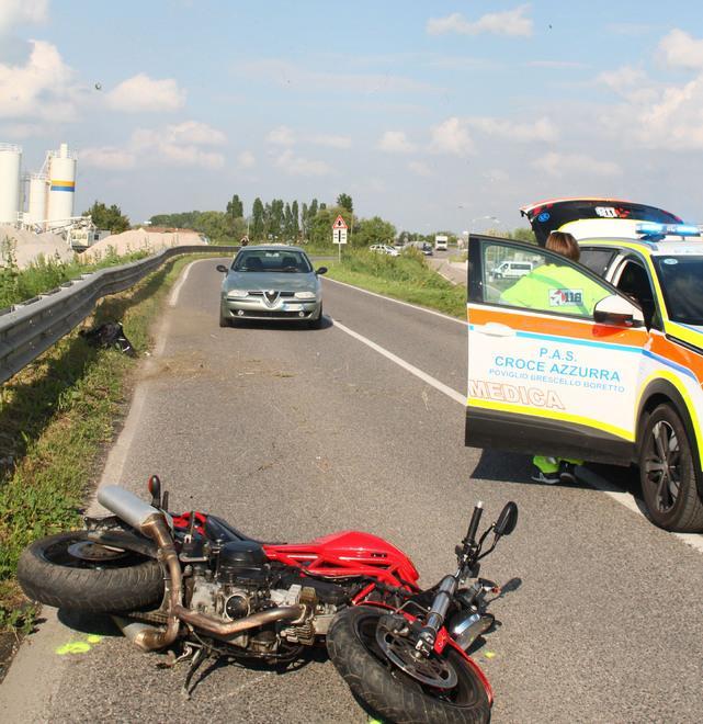 Sbanda con la motocicletta e finisce contro il guard rail 
