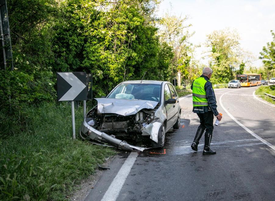Resta in rianimazione la giovane di 22 anni ferita nell’incidente 
