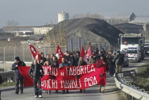 Cantieri di Pisa in corteo traffico in tilt sull'Aurelia 