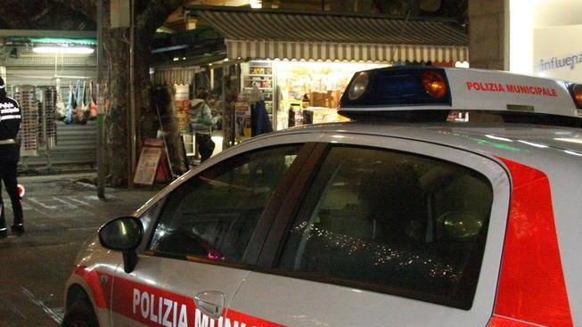 Si schianta in scooter in un’auto in sosta: gravissimo 17enne
