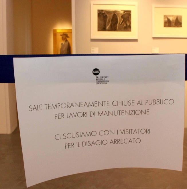 Galleria d’arte, quadri di Viani invisibili 