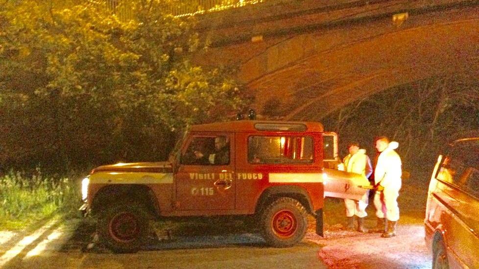 Cadavere di una donna trovato da un pescatore in una tenda lungo il fiume