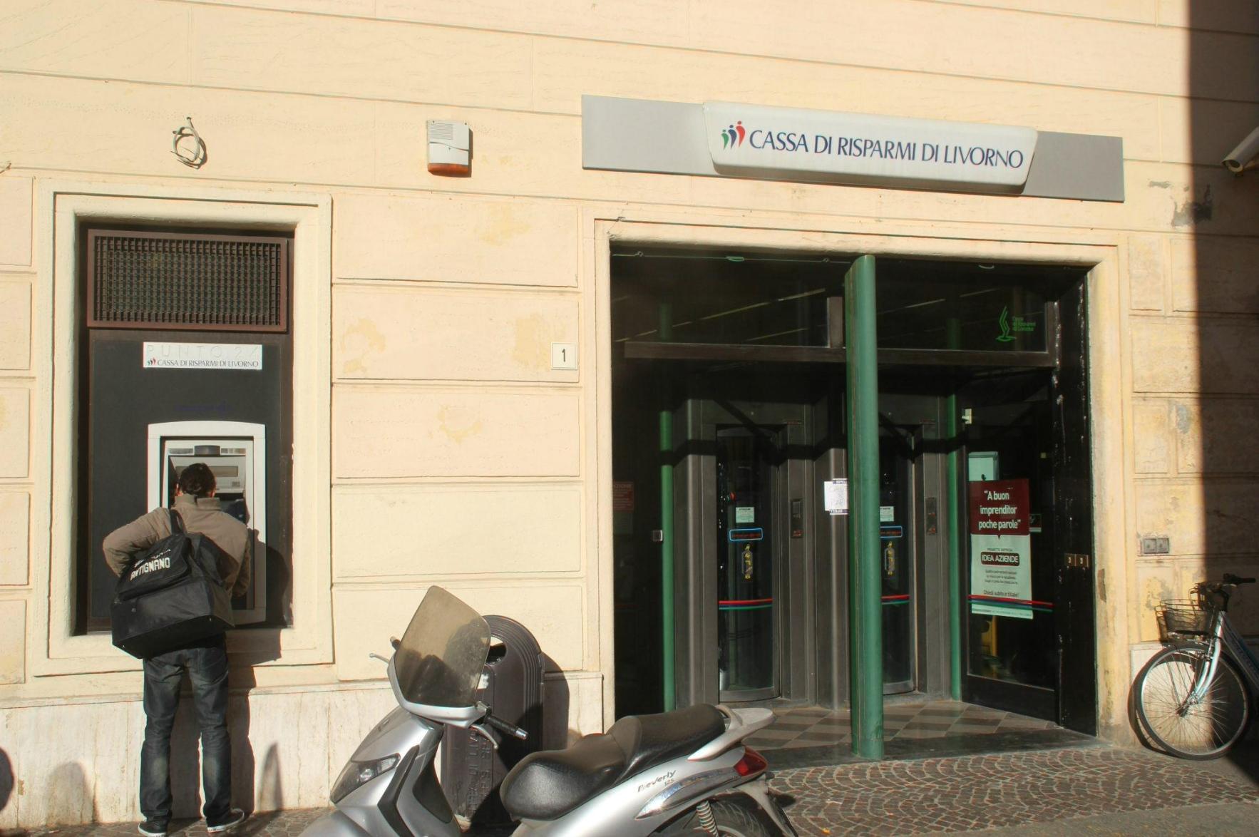 Rapina in banca con taglierino, colpo da 20mila euro