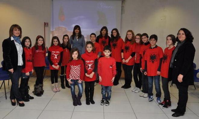Bambini albanesi in festa