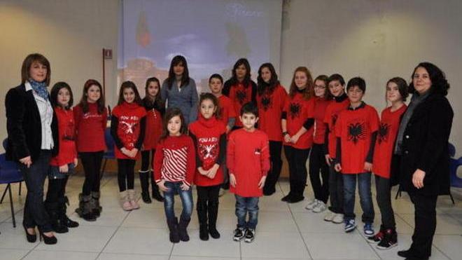 Bambini albanesi in festa