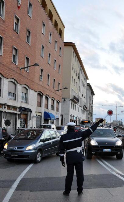 Santa Trinita, caos e code per le prove sul ponte 