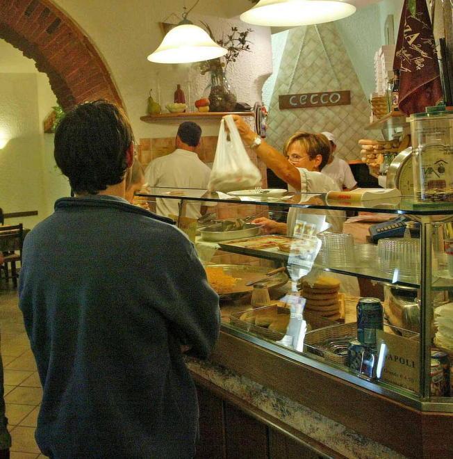 Maxi lite da Cecco, volano schiaffi e tranci di pizza 