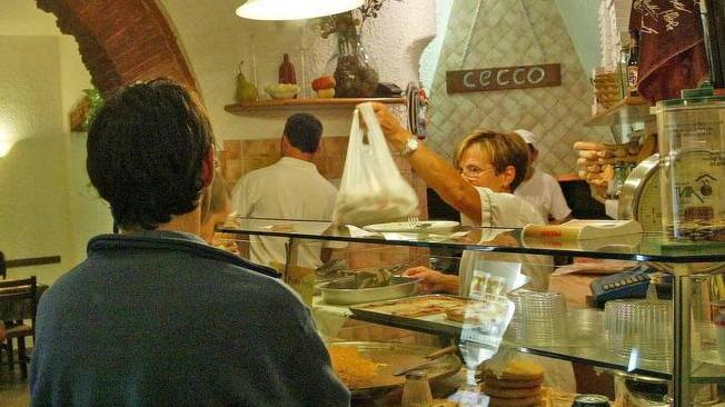 Maxi lite da Cecco, volano schiaffi e tranci di pizza