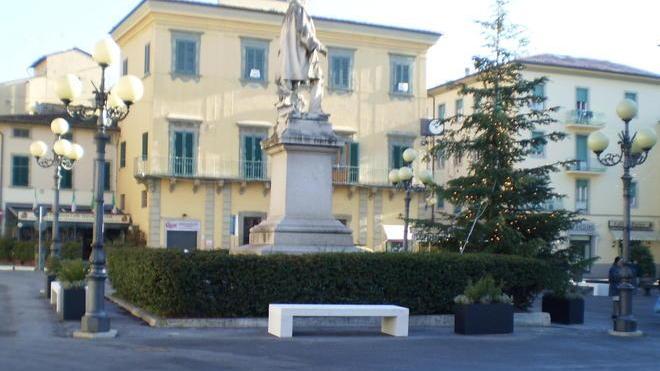 Nelle piazze di Fucecchio ecco panchine e fioriere