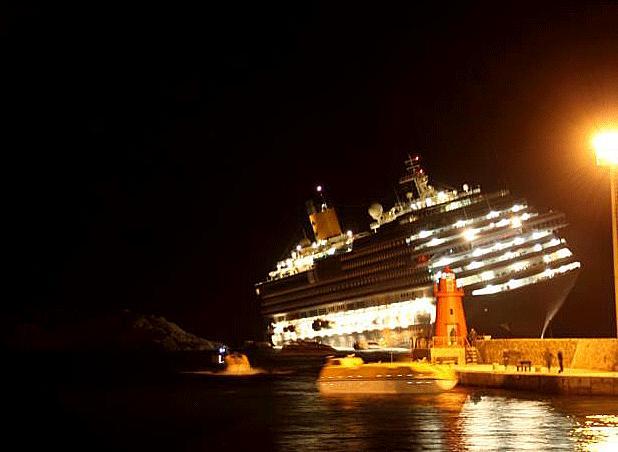 Nave da crociera si incaglia all'Isola del Giglio "Sei morti, forse altre persone nella nave" E' corsa contro il tempo - Le testimonianze 1 / 2 