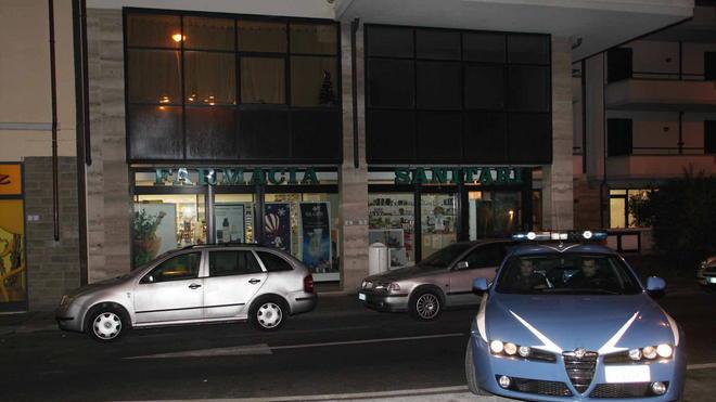 Rapinano la farmacia con le pistole in mano