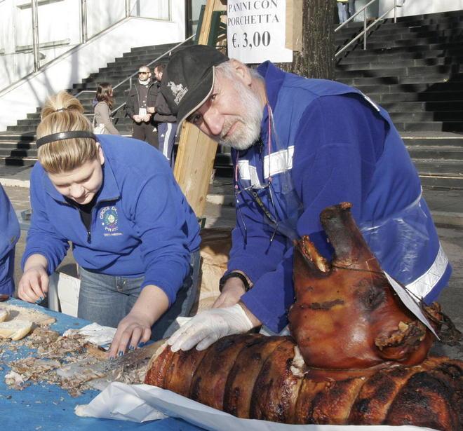 Stand gastronomici davanti allo stadio e pranzo al Wallace 