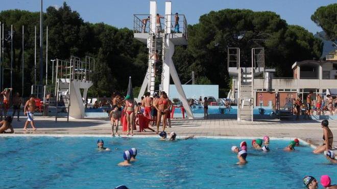 Molestie in piscina alle dodicenni
