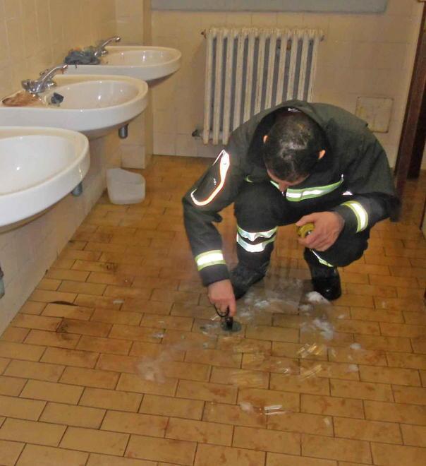 Allagano bagni e aule, scuola inagibile 