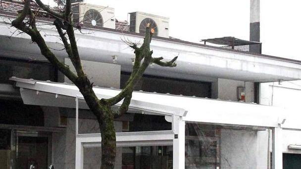 «Via quel gazebo dal marciapiede»