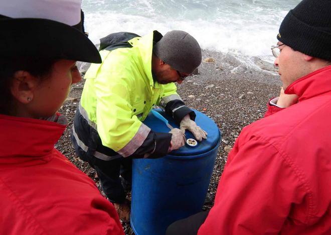 «Venite, c’è un bidone in mare» 