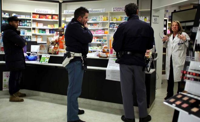Assaltano la farmacia armati di pistola 